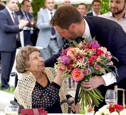 Ваня Атанасова, дъщеря на един от основателите на “Каолин”, получава цветя от главния изпълнителен директор на компанията д-р Волф Харлфингер.